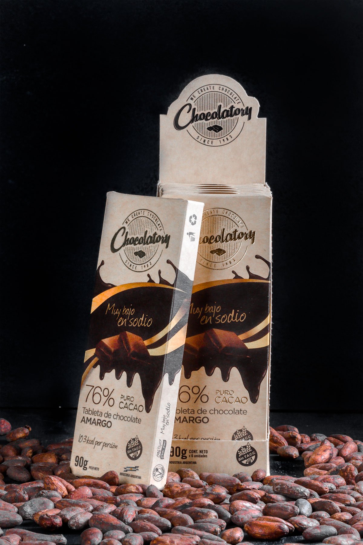 Tabletas de chocolate amargo Chocolatory 76% y su exhibidor sobre habas de cacao